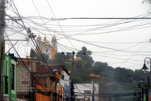 Exigen a Telmex y Megacable ordenar cableado en San Pedro Cholula