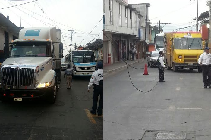 Trailero tira cables y deja sin servicios a centro de Huauchinango