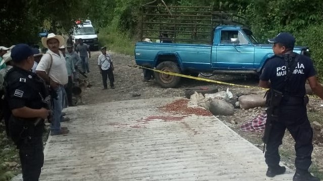 Dos mujeres muertas y 15 heridos tras volcadura de camioneta en Jopala