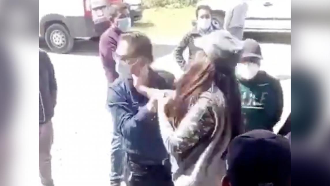 VIDEO Propina mujer cachetada a alcalde de Tlaxcala por falta de obras