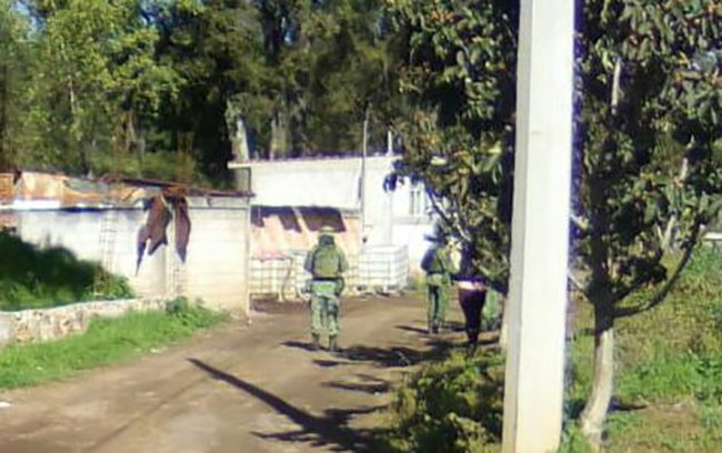 Guardia Nacional catea cachimba con bidones de combustible en Tlahuapan
