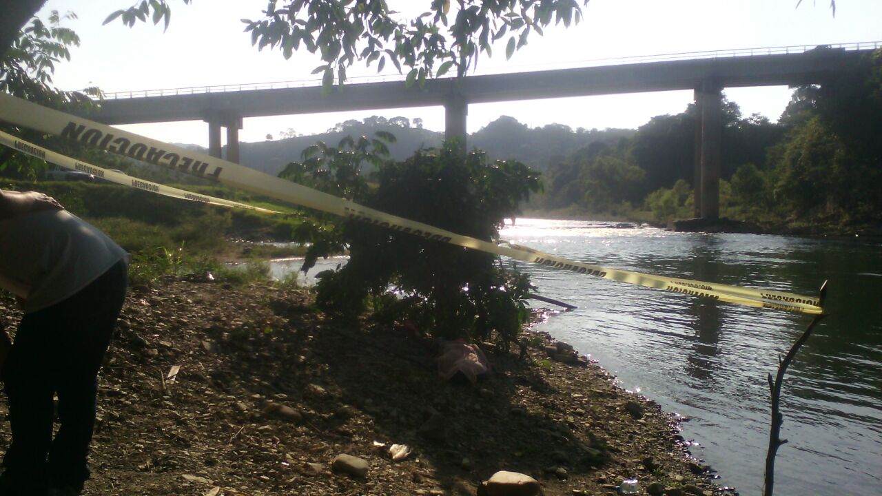 Campesino encuentra un cadáver en el río Nexapan