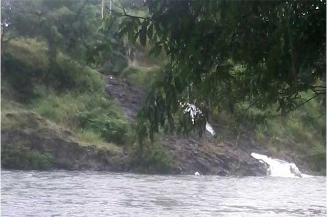 Localizan cadáver de hombre que cayó a río en Acateno