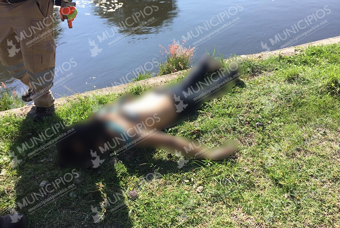Hallan mujer degollada flotando en canal de Tecamachalco