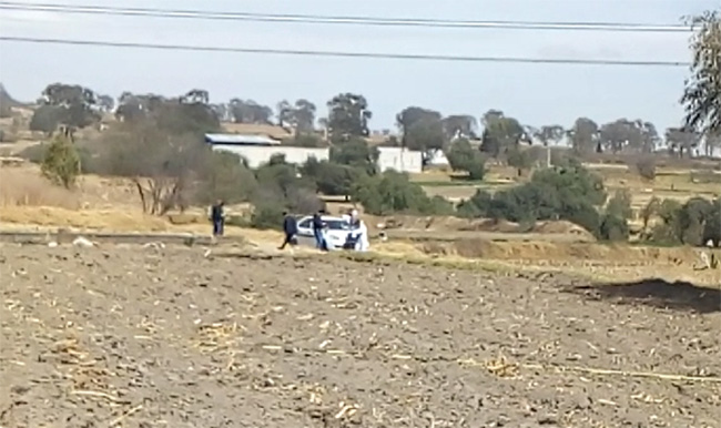 VIDEO Hallan auto con 3 ejecutados en Texmelucan, dos son mujeres