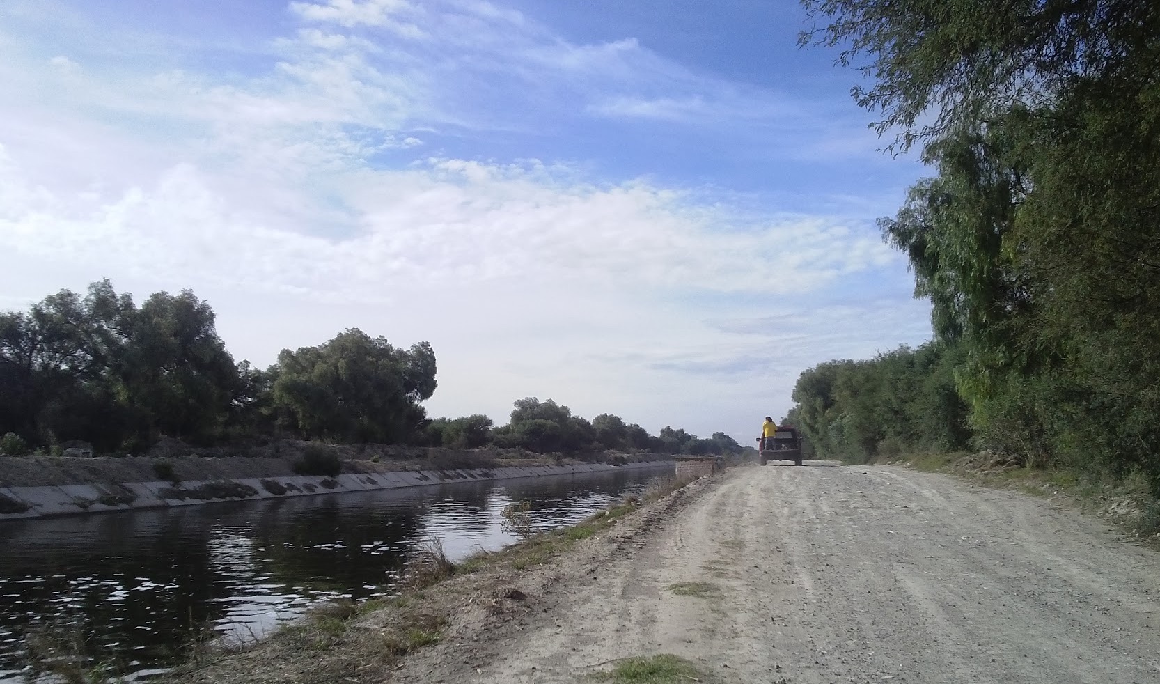 Hallan cadáver flotando en canal de Valsequillo en Yehualtepec