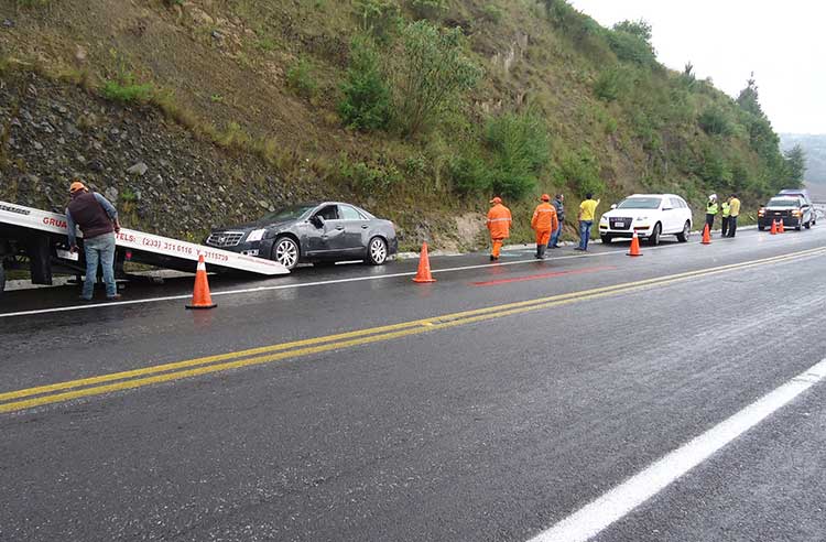 Ileso resulta conductor tras aparatosa volcadura en la Virreyes-Teziutlán