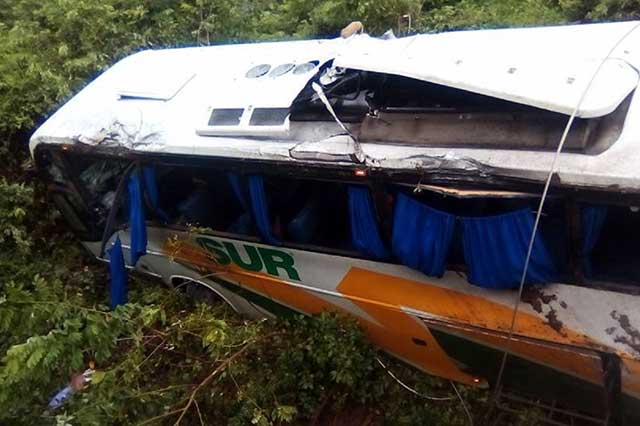 Cae al barranco autobús con pasajeros con destino a Tlapa