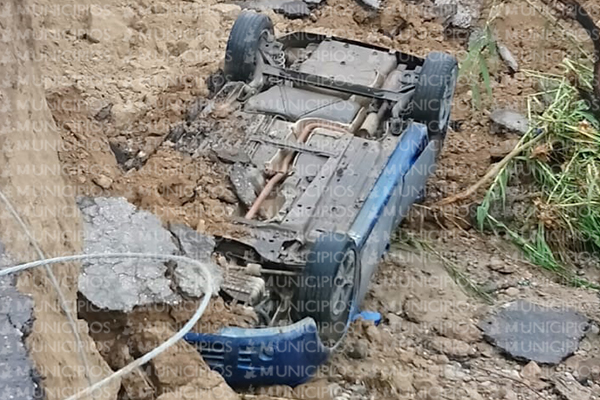Cae vehículo a socavón de la Tepetzingo- San Antonio Cañada