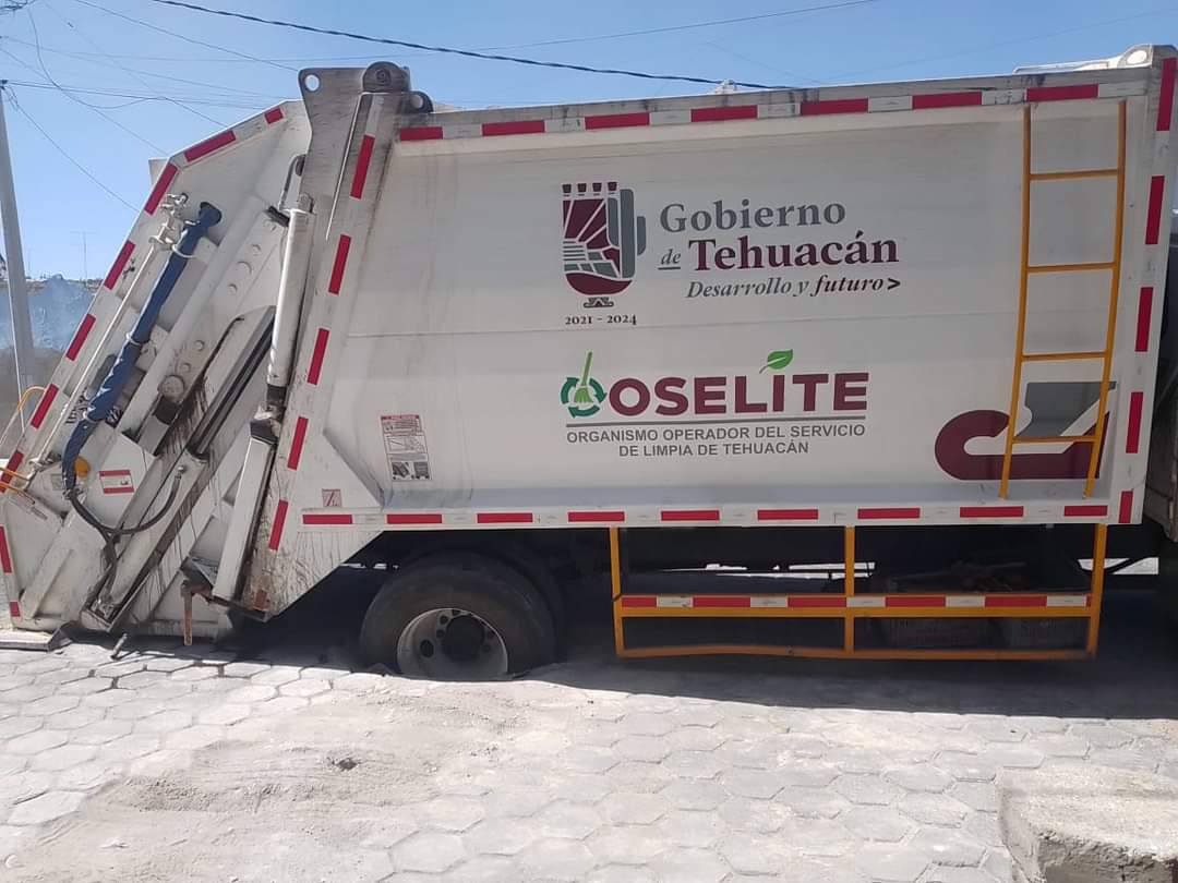 Ahora cae camión recolector en registro sin tapa ni señalización en Tehuacán