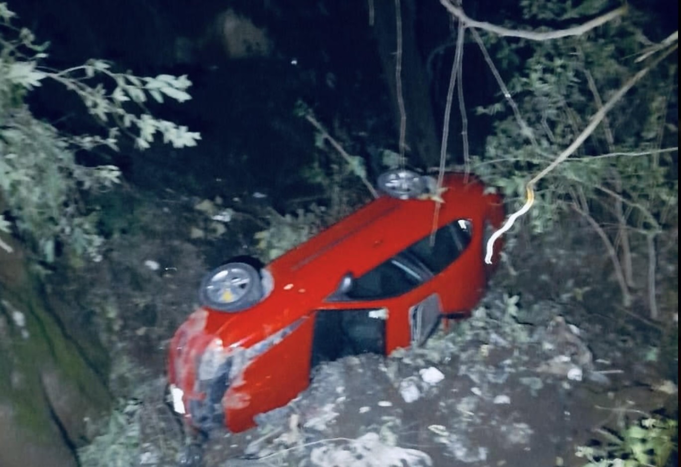 Cae coche al fondo de barranca en Tianguismanalco