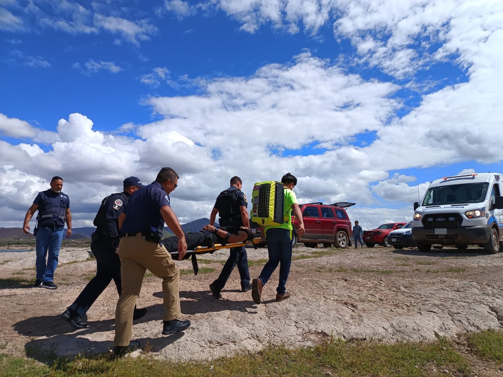 VIDEO Cae helicóptero en presa; rescatan a tres tripulantes