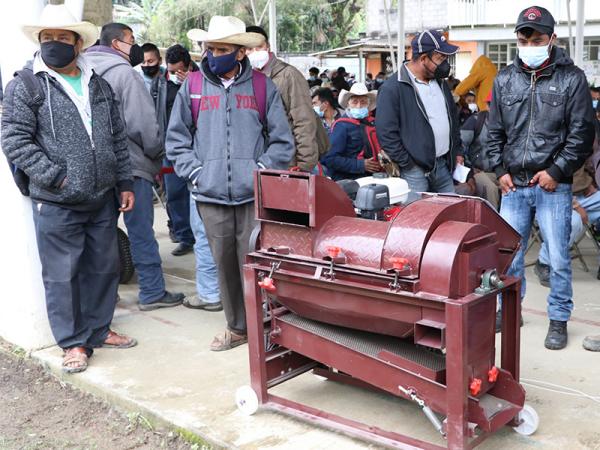 Entrega SDR apoyos para productores de café en Eloxochitlán