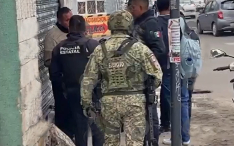 Policía auxiliar es golpeado por carteristas en el Centro de Puebla
