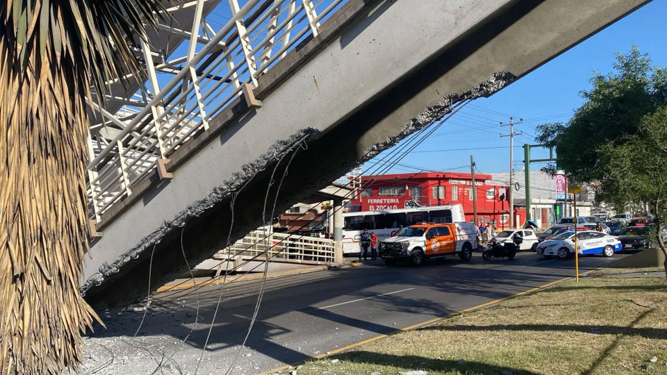 VIDEO Colapsa puente peatonal y deja al menos tres lesionados