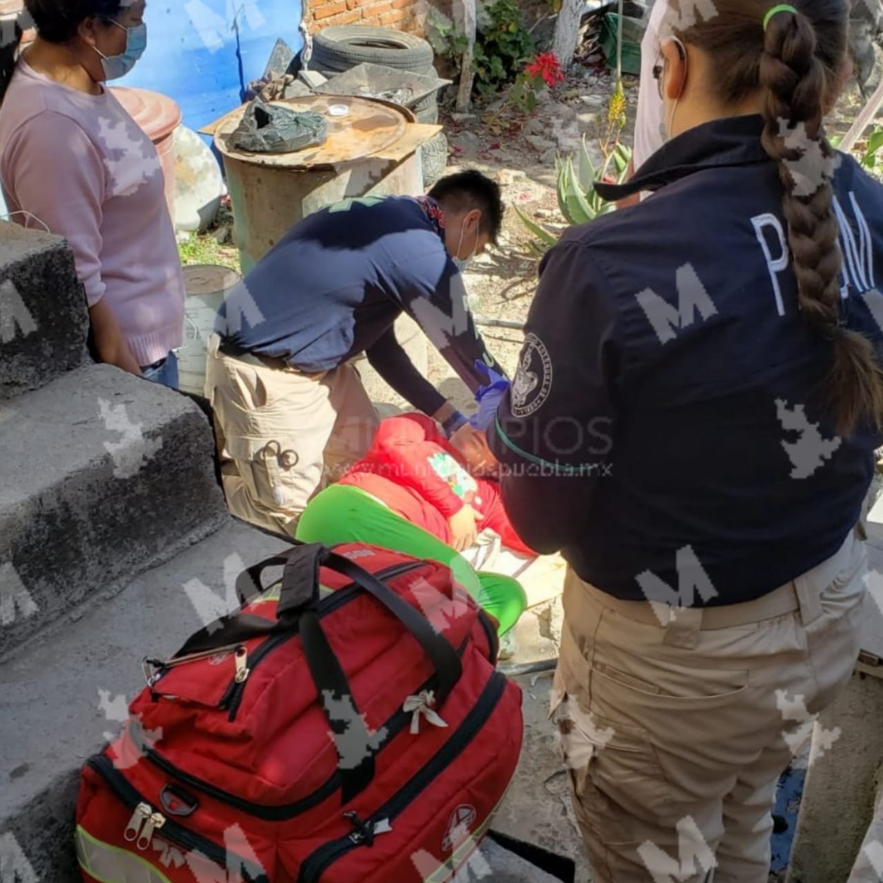 Mujer resulta lesionada al caer de escaleras en Puebla 