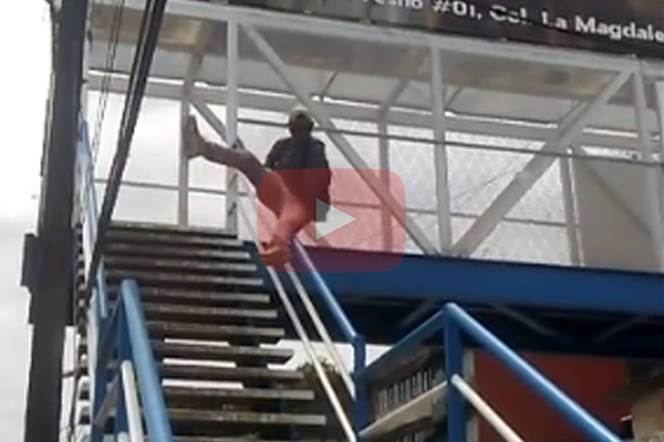 (Video) Por jugar en puente de Teziutlán, sufre aparatosa caída 