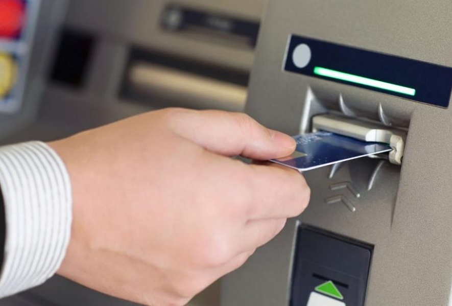 Esto debes hacer si tu dinero o tarjeta se atoran en el cajero