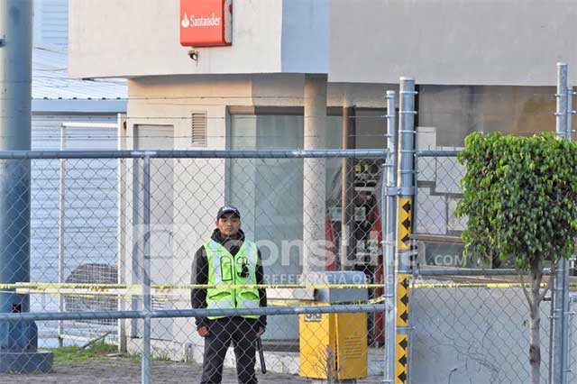 Frente a seguridad privada de FINSA roban cajero de Santander