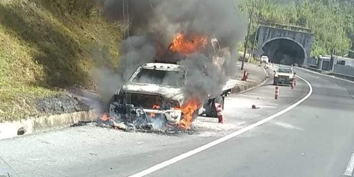 Se incendia camioneta en la autopista México-Tuxpan