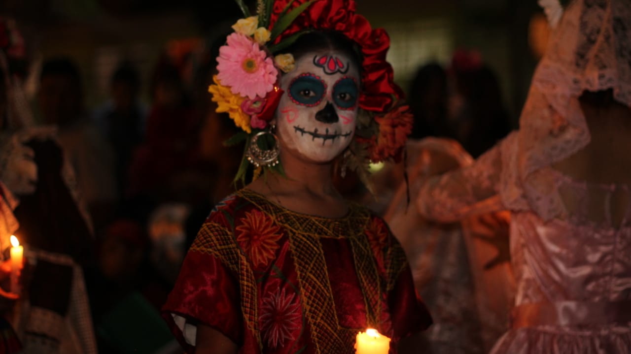 Desfilan catrinas y calaveras en Tehuacán