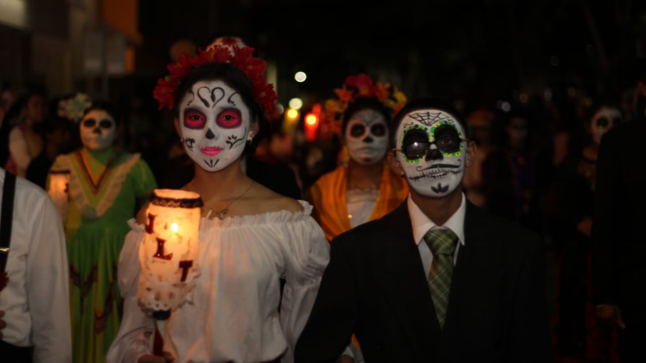 Desfilan catrinas y calaveras en Tehuacán