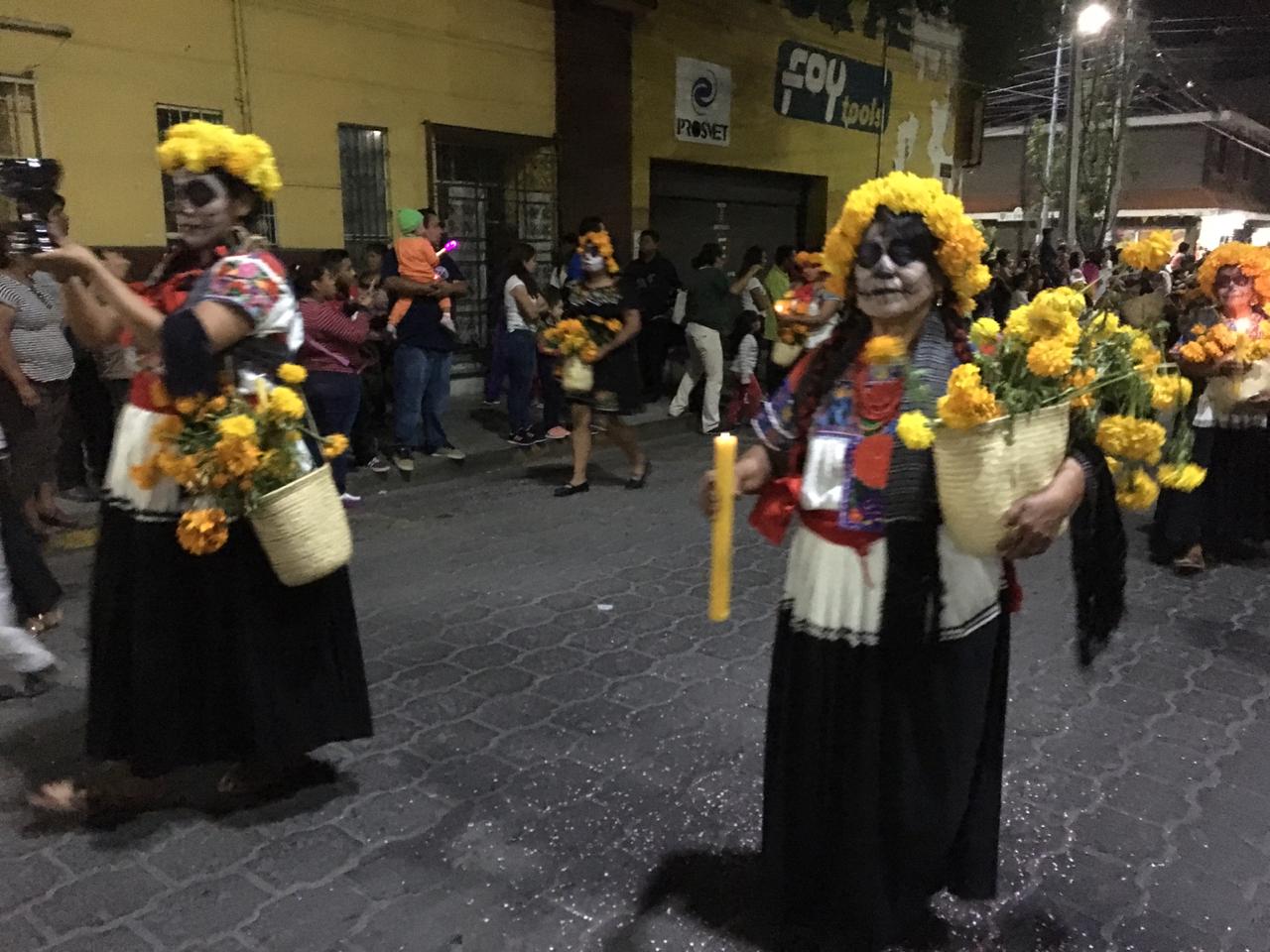 Desfilan catrinas y calaveras en Tehuacán