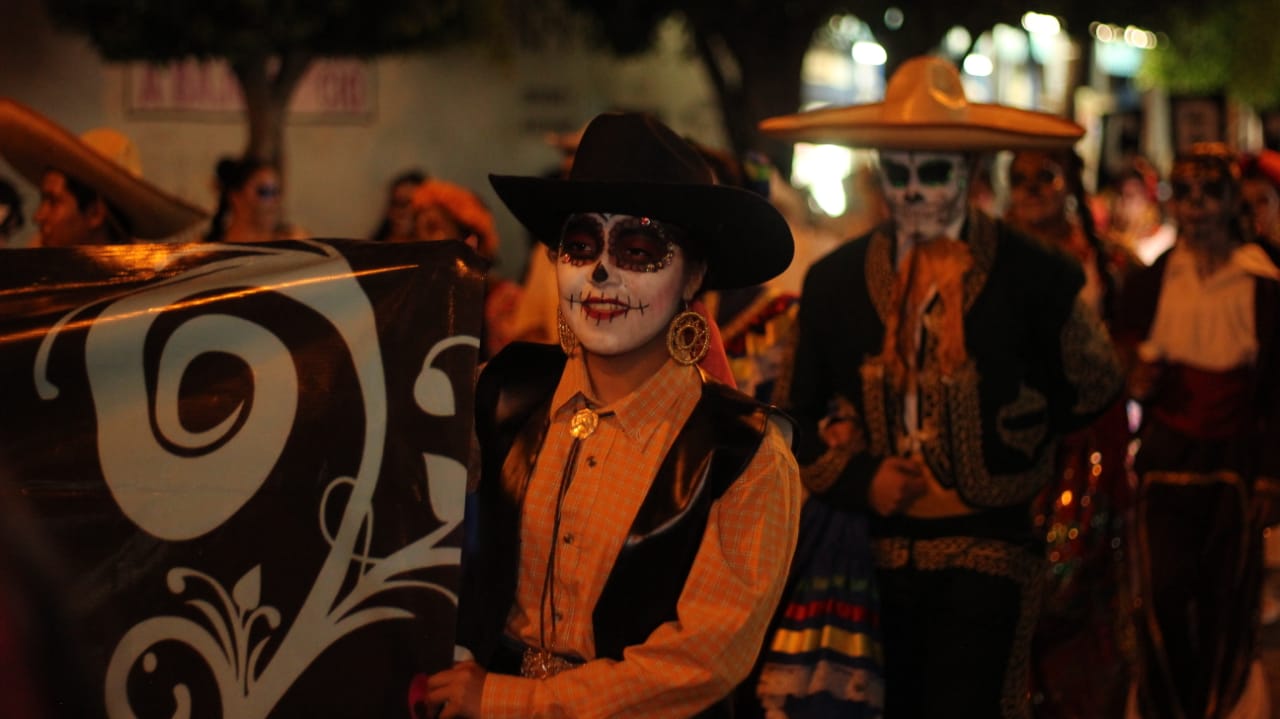 Desfilan catrinas y calaveras en Tehuacán