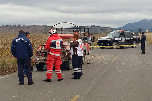Choca contra tractor y muere en San Juan Atenco