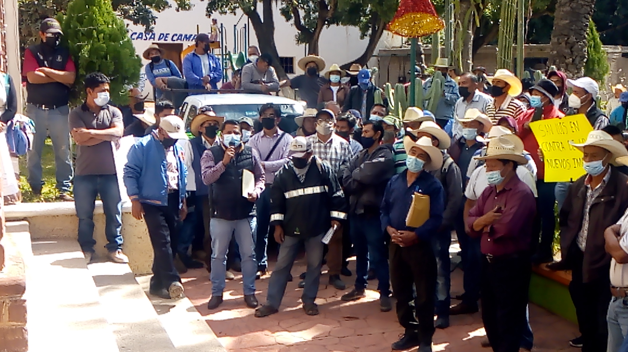 Se manifiestan contra el DAP en Caltepec y alcaldesa huye