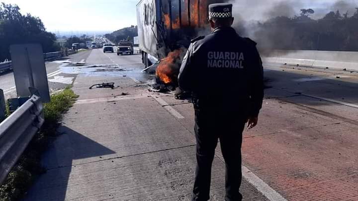 Tras accidente se incendia camión en la autopista Puebla-Córdoba