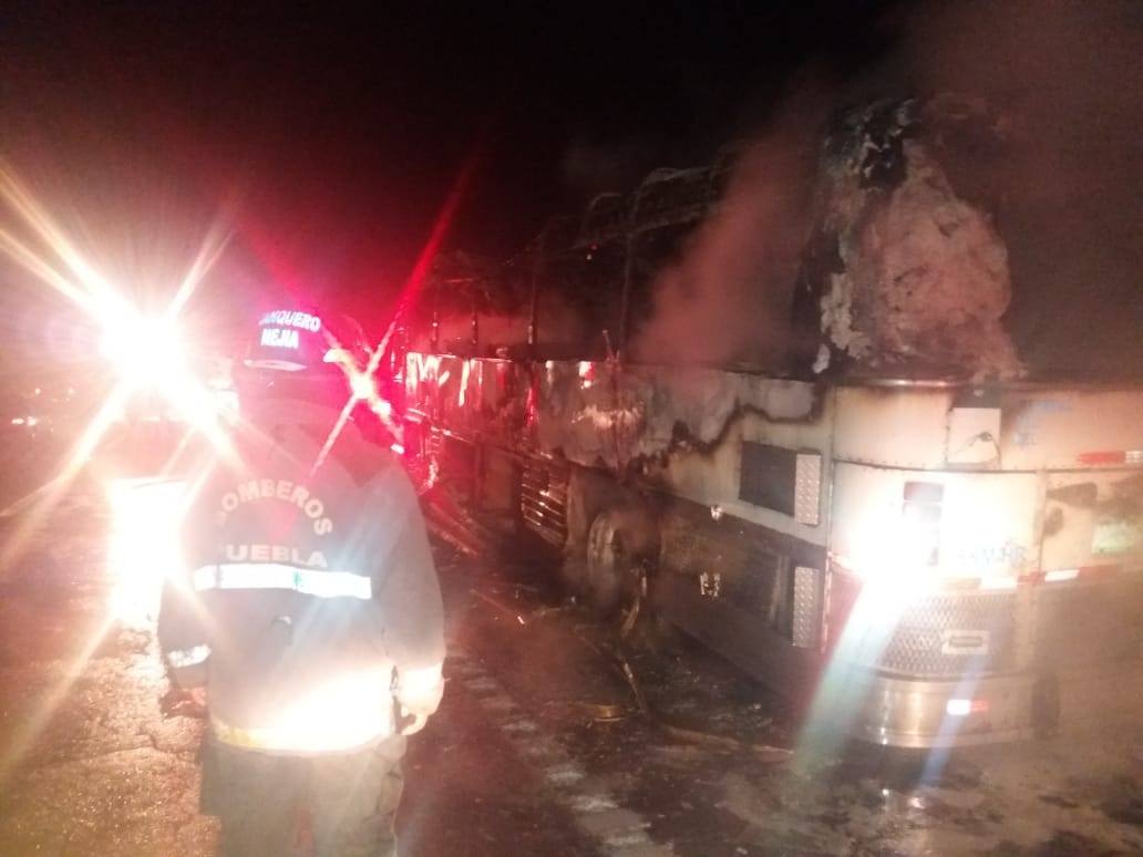 VIDEO: Autobús con peregrinos se incendia en la México-Puebla