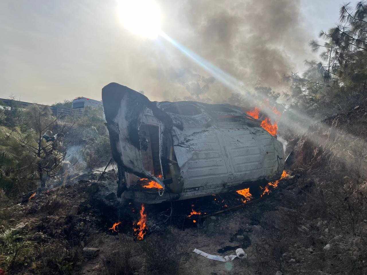 Conductor vuelca y se calcina sobre la Cuacnopalan-Oaxaca