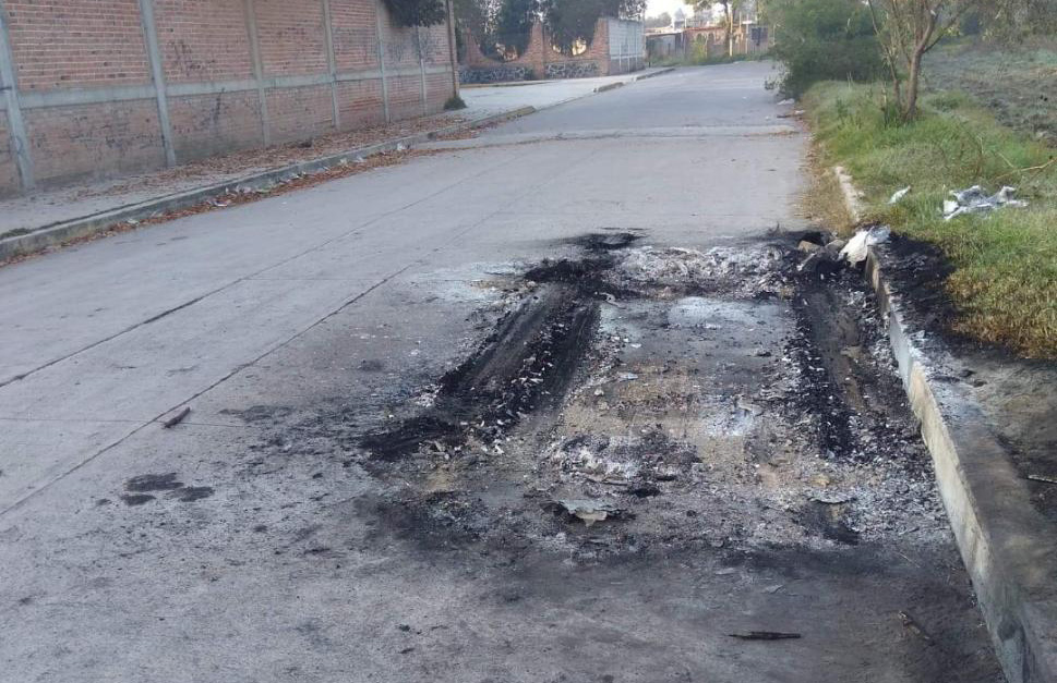 Hallan a hombre calcinado dentro de un auto en Xalmimilulco