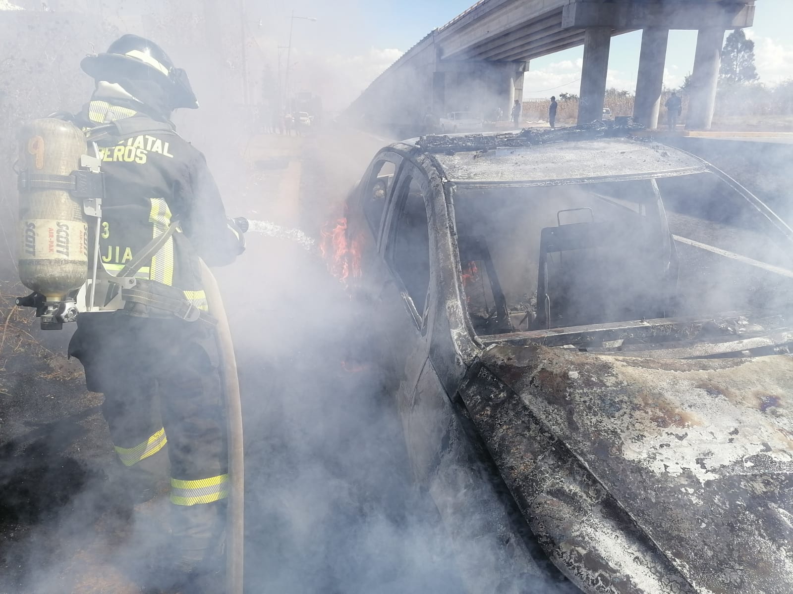 Se incendia vehículo sobre la federal México-Puebla en Huejotzingo