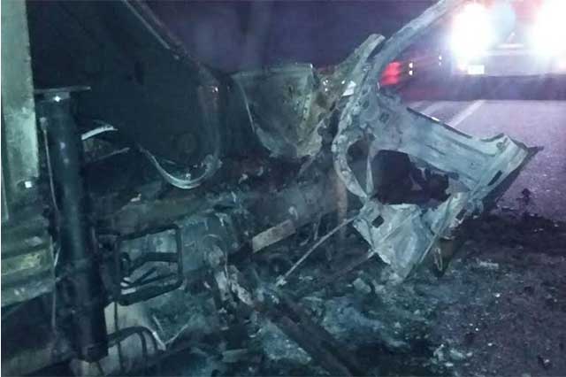 Mueren calcinados chofer y copiloto tras choque en la Puebla-Orizaba