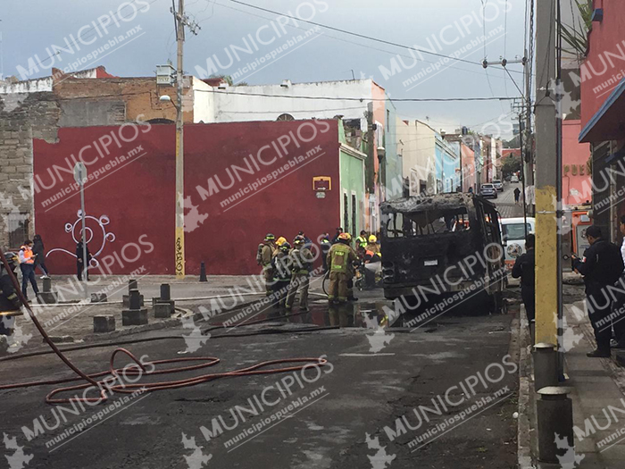 VIDEO Se calcina ruta 33 en el barrio de Analco en Puebla