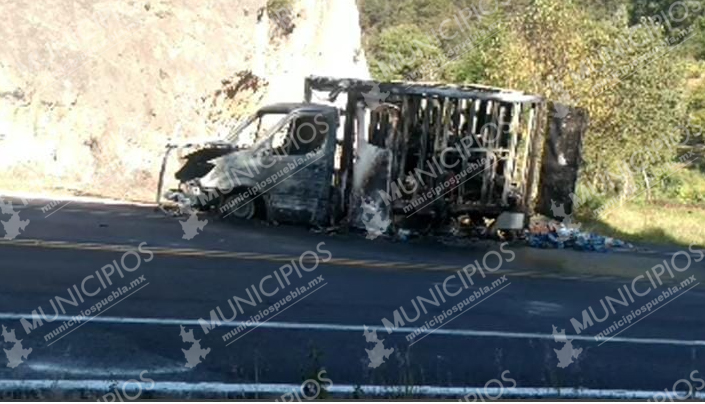 Camioneta repartidora se calcina tras chocar en Teziutlán
