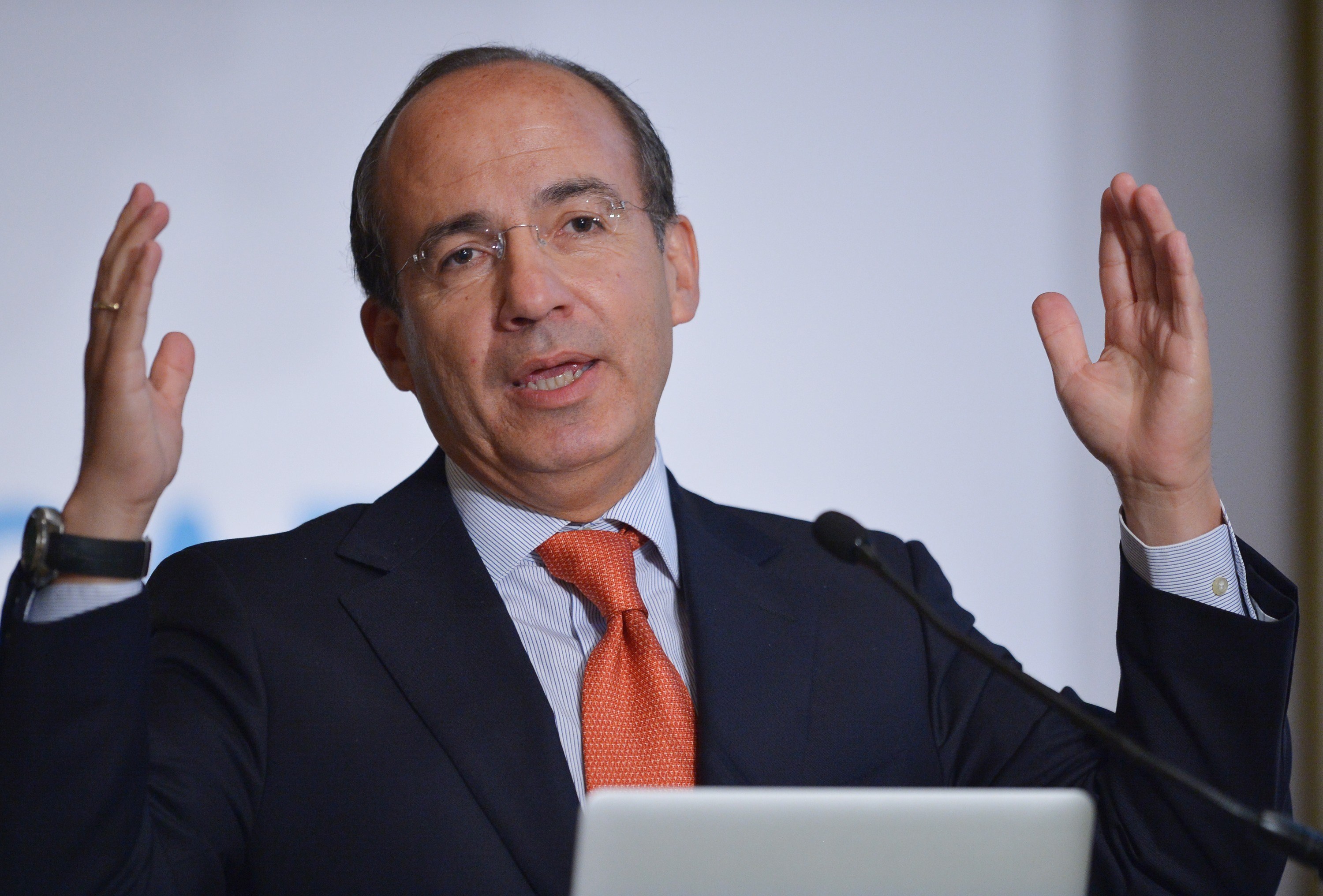 Calderón culpa a López Obrador de la muerte de senador por COVID