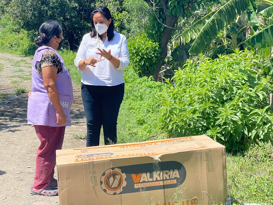 Ariadna Ayala entrega 50 calentadores solares