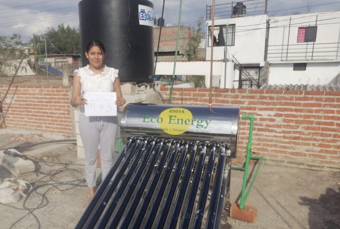 Ayala cuida economía familiar con la entrega de calentadores solares