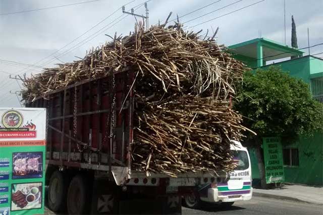 Exceso de peso voltea camión cañero en Izúcar de Matamoros