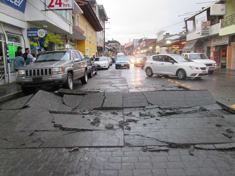 Se destroza calle recién inaugurada por RMV en Huauchinango