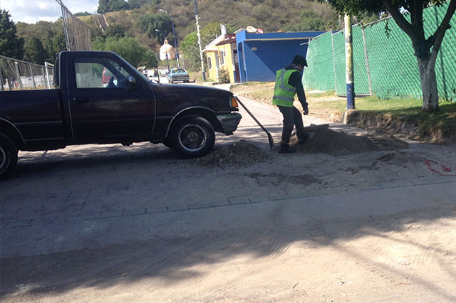 Arreglan calle donde está casa del edil de San Andrés Cholula
