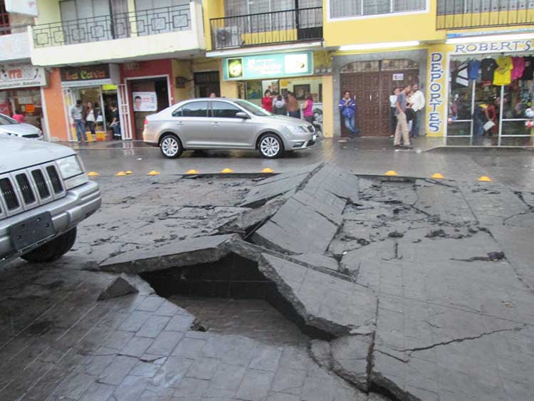 Se destroza calle recién inaugurada por RMV en Huauchinango