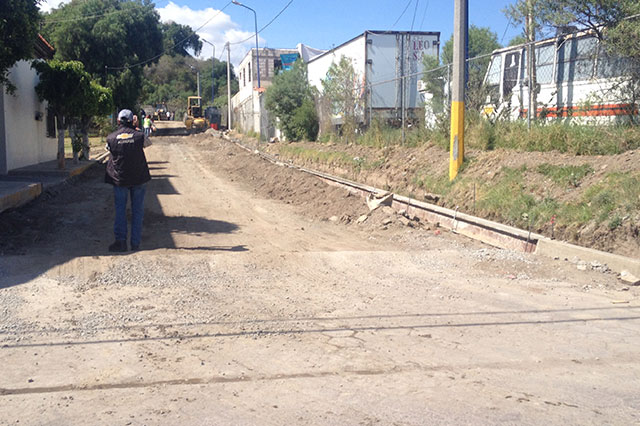 Arreglan calle donde está casa del edil de San Andrés Cholula