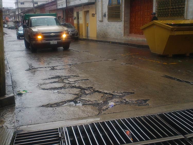 Temporada de lluvias causa estragos en vialidades de Teziutlán