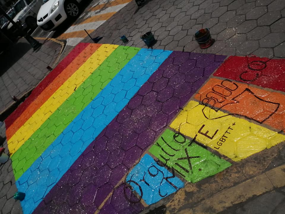 Comunidad LGBTTTIQ pintan paso peatonal con colores arcoíris en Izúcar