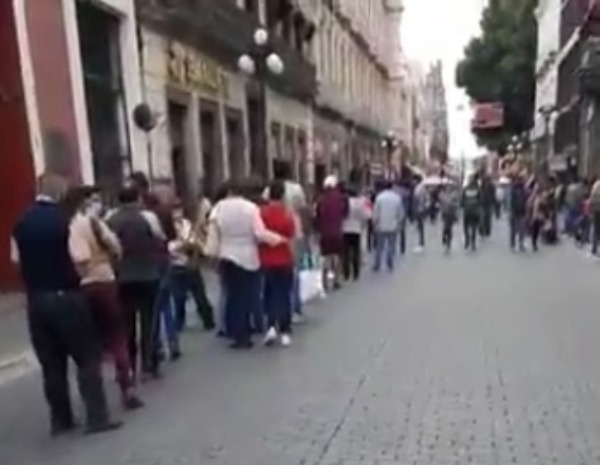 VIDEO Poblanos hacen largas filas para comprar billete para rifa de avión