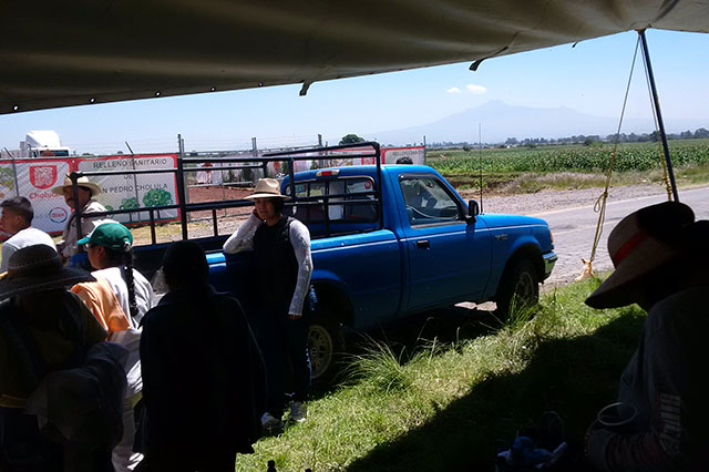 Calpan impide paso de camiones a relleno sanitario de Cholula
